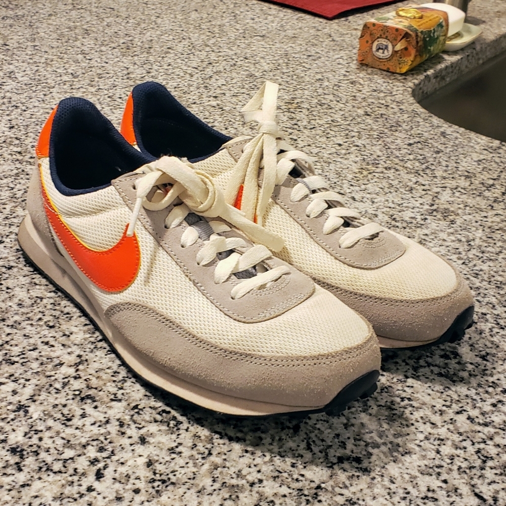 Nike boys size 6y sneakers. Excellent condition!